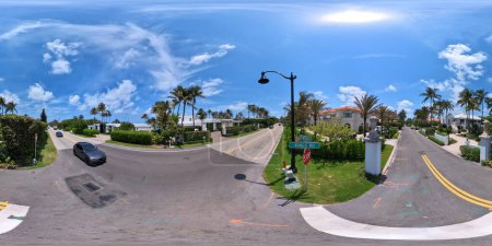Foto de Palm Beach, FL, Estados Unidos - 11 de mayo de 2023: 360 VR equirectangular photo of Luxury mansions in Palm Beach - Imagen libre de derechos
