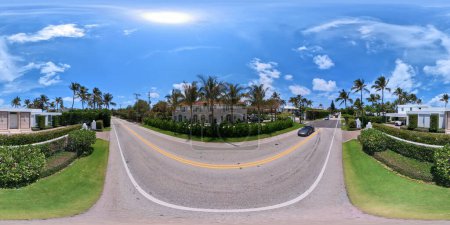 Téléchargez les photos : Palm Beach, Floride, États-Unis - Mai 11, 2023 : 360 VR photo équirectangulaire de demeures de luxe à Palm Beach - en image libre de droit