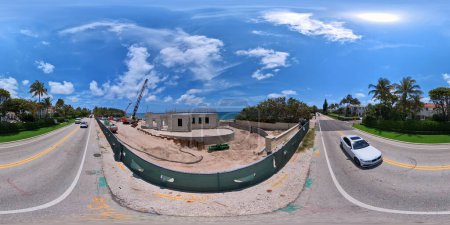 Téléchargez les photos : Palm Beach, Floride, États-Unis - Mai 11, 2023 : 360 VR photo équirectangulaire de luxe manoir en bord de mer en construction à Palm Beach FL - en image libre de droit