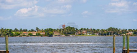 Foto de Palm Beach, FL, Estados Unidos - 11 de mayo de 2023: Foto de Mar A Lago Club - Imagen libre de derechos