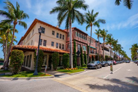 Téléchargez les photos : Palm Beach, Floride, États-Unis - 11 mai 2023 : Commerces sur Worth Avenue district historique Palm Beach FL - en image libre de droit