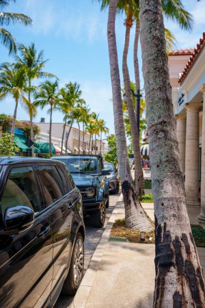 Téléchargez les photos : Vue en bas Worth Avenue Palm Beach shopping promenade - en image libre de droit
