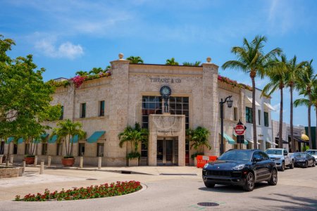 Foto de Palm Beach, FL, USA - 11 de mayo de 2023: Tiffany and Co on Worth Avenue Palm Beach - Imagen libre de derechos