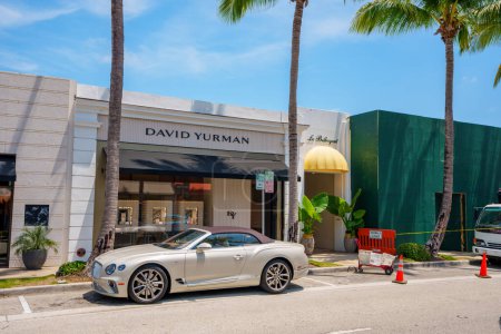 Téléchargez les photos : Palm Beach, FL, USA - 11 Mai 2023 : David Yurman sur Worth Avenue Palm Beach - en image libre de droit