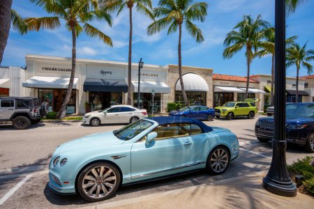 Téléchargez les photos : Palm Beach, FL, États-Unis - 11 mai 2023 : Blue Bentley stationné sur Worth Avenue Palm Beach - en image libre de droit