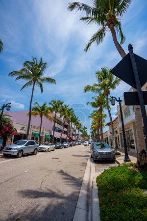 Téléchargez les photos : Palm Beach, FL, États-Unis - 11 mai 2023 : Vue verticale sur la rue Worth Avenue Palm Beach FL - en image libre de droit