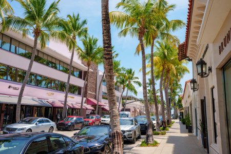 Téléchargez les photos : Palm Beach, FL, États-Unis - 11 mai 2023 : Vue horizontale sur la rue Worth Avenue commerces et entreprises - en image libre de droit