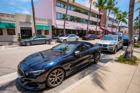 Foto de Palm Beach, FL, Estados Unidos - 11 de mayo de 2023: BMW estacionado en Worth Avenue cerca de tiendas de lujo - Imagen libre de derechos