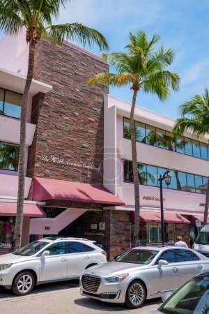 Téléchargez les photos : Palm Beach, Floride, États-Unis - 11 mai 2023 : Upsacale shops at The Worth Avenue Building Palm Beach - en image libre de droit