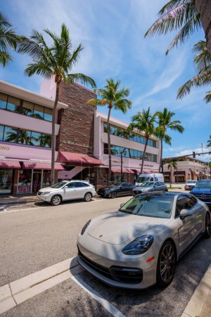 Téléchargez les photos : Palm Beach, Floride, États-Unis - 11 mai 2023 : Upsacale shops at The Worth Avenue Building Palm Beach - en image libre de droit