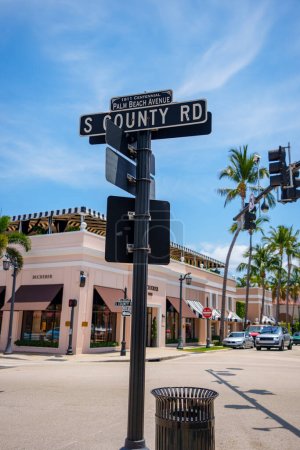 Foto de Palm Beach, FL, EE.UU. - 11 de mayo de 2023: S County Road and Worth Avenue street sign Palm Beach - Imagen libre de derechos