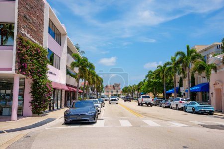 Téléchargez les photos : Palm Beach, FL, États-Unis - 11 mai 2023 : Street view Quartier des affaires de Palm Beach - en image libre de droit