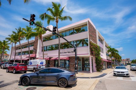 Téléchargez les photos : Palm Beach, FL, USA - 11 Mai 2023 : Entreprises à Palm Beach sur Worth Avenue - en image libre de droit