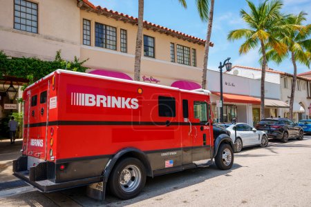 Foto de Palm Beach, FL, Estados Unidos - 11 de mayo de 2023: Foto de un camión de dinero Brinks recogiendo dinero de tiendas en Worth Avenue - Imagen libre de derechos
