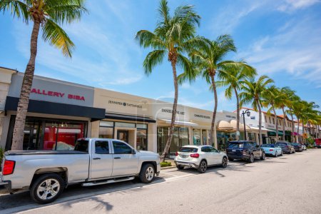 Foto de Palm Beach, FL, USA - 11 de mayo de 2023: Tiendas de lujo en Worth Avenue Palm Beach FL - Imagen libre de derechos