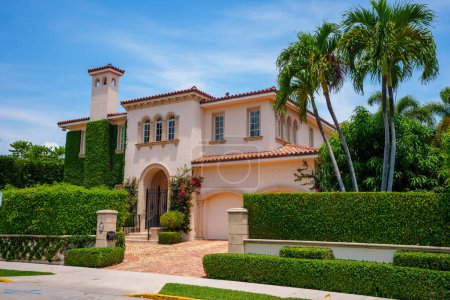 Téléchargez les photos : Palm Beach, Floride, États-Unis - 11 mai 2023 : Photo d'une maison de maître de luxe à Palm Beach - en image libre de droit