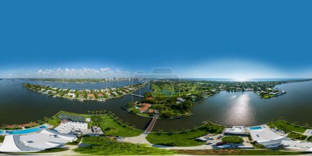 Téléchargez les photos : Palm Beach, Floride, États-Unis - 11 mai 2023 : Photo aérienne équirectangulaire 360 de lucury manoir à Palm Beach 10 Tarpon Isle sur l'île de Tarpon - en image libre de droit