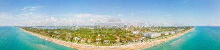 Foto de Panorama aéreo de mansiones de lujo en Palm Beach FL circa 2023 - Imagen libre de derechos