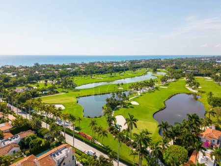 Téléchargez les photos : Palm Beach, Floride, États-Unis - 11 mai 2023 : Photo Aérienne The Everglades Golf Club Palm Beach FL - en image libre de droit