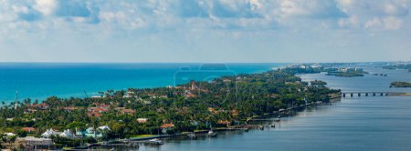 Téléchargez les photos : Palm Beach, Floride, États-Unis - 11 mai 2023 : Photo de drone aérien de Mar A Lago à Palm Beach, Floride - en image libre de droit