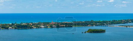 Téléchargez les photos : Palm Beach, FL, USA - 11 mai 2023 : Photo aérienne Mar A Lago appartenant à l'ancien président Donald Trump - en image libre de droit