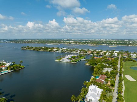 Foto de Palm Beach, FL, USA - 11 de mayo de 2023: Foto aérea de drone 10 Tarpon Way on Tarpon Island Palm Beach FL lista para la venta por 218 millones de dólares - Imagen libre de derechos