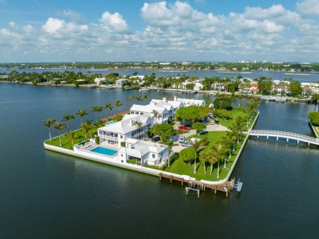 Foto de Palm Beach, FL, USA - 11 de mayo de 2023: Foto aérea de drone 10 Tarpon Way on Tarpon Island Palm Beach FL lista para la venta por 218 millones de dólares - Imagen libre de derechos
