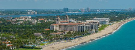 Foto de Palm Beach, FL, Estados Unidos - 11 de mayo de 2023: Foto aérea The Breakers Palm Beach un resort histórico de lujo frente a la playa - Imagen libre de derechos