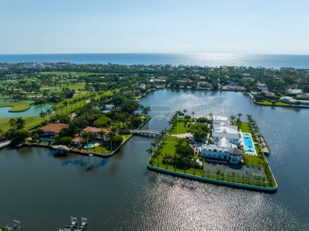 Téléchargez les photos : Palm Beach, Floride, États-Unis - 11 mai 2023 : Photo aérienne de drone 10 Tarpon Way sur l'île de Tarpon Palm Beach FL listé à la vente pour 218 millions de dollars - en image libre de droit
