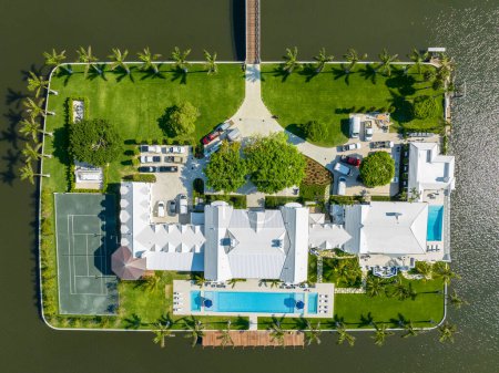 Téléchargez les photos : Palm Beach, Floride, États-Unis - 11 mai 2023 : Photo aérienne de drone 10 Tarpon Way sur l'île de Tarpon Palm Beach FL listé à la vente pour 218 millions de dollars - en image libre de droit