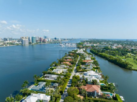 Foto de Imagen aérea mansión de lujo inmobiliario Everglades Island Palm Beach FL USA - Imagen libre de derechos