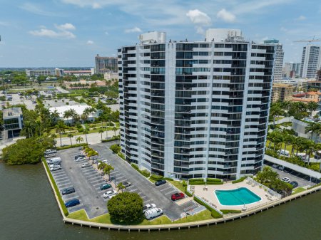 Foto de Palm Beach, FL, Estados Unidos - 11 de mayo de 2023: Foto aérea Trianon Condominium - Imagen libre de derechos