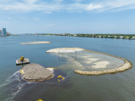 Téléchargez les photos : Photo Aérienne Palm Beach zone naturelle avec des mangroves nouvellement plantées - en image libre de droit