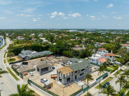 Téléchargez les photos : Maisons de luxe dans le quartier historique Palm Beach FL - en image libre de droit
