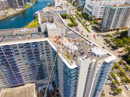 Foto de Hollywood, FL, USA - 16 de mayo de 2023: Inspección aérea de drones nueva instalación de techo en el Condominio Hallmark Hollywood Beach FL - Imagen libre de derechos
