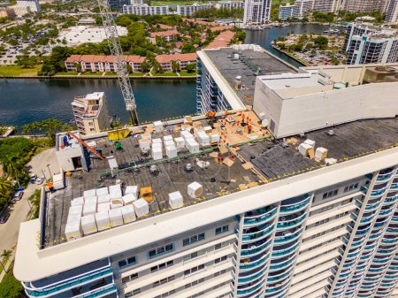 Téléchargez les photos : Hollywood, FL, USA - 16 mai 2023 : Inspection de drones aériens nouvelle installation de toit sur le Hallmark Condominium Hollywood Beach FL - en image libre de droit