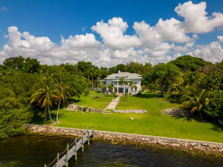 Foto de Miami, FL, Estados Unidos - 20 de mayo de 2023: Foto aérea de 3149 Brickell Ave una casa de lujo histórica valor estimado de 21 millones de dólares - Imagen libre de derechos