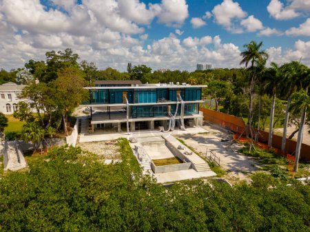 Téléchargez les photos : Miami, FL, USA - 20 mai 2023 : Photo aérienne de drone 3001 Brickell Ave vendue en 2015 pour 14 Millions USD - en image libre de droit