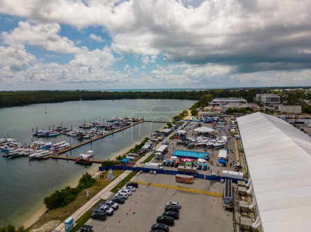 Foto de Miami, FL, Estados Unidos - 20 de mayo de 2023: Foto aérea del SoFlo Boat Show South Florida en Key Biscayne Marine Stadium - Imagen libre de derechos