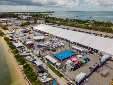 Foto de Miami, FL, Estados Unidos - 20 de mayo de 2023: Foto aérea del SoFlo Boat Show South Florida en Key Biscayne Marine Stadium - Imagen libre de derechos
