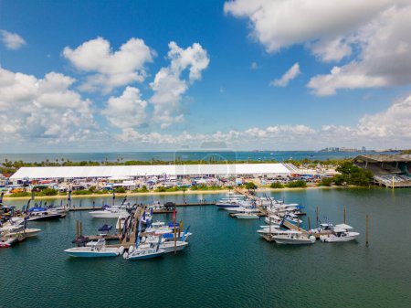 Téléchargez les photos : Miami, FL, USA - 20 mai 2023 : Photo aérienne du SoFlo Boat Show South Florida au Key Biscayne Marine Stadium - en image libre de droit