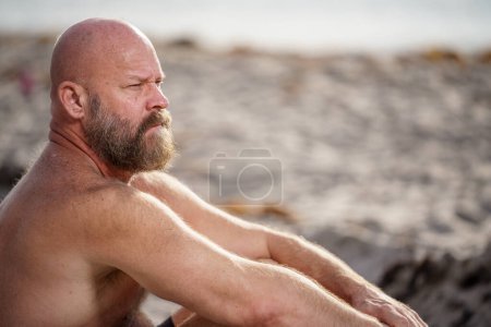 Foto de Hombre con barba relajándose en la playa - Imagen libre de derechos