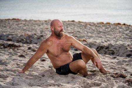 Téléchargez les photos : Homme en vacances profiter de la plage de sable - en image libre de droit