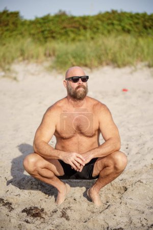 Foto de Barba calva hombre en la playa - Imagen libre de derechos