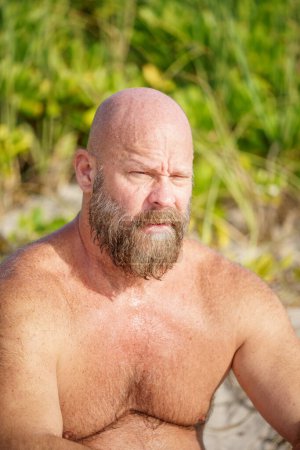 Téléchargez les photos : Portrait d'un bel homme de Floride sur la plage - en image libre de droit