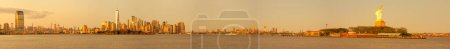 Téléchargez les photos : Panorama de New York et Statue de la Liberté 2023 smog orange provenant des incendies au Canada - en image libre de droit