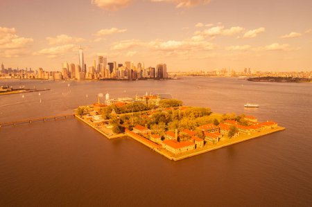 Téléchargez les photos : Brume orange NYC 2023 provenant des feux canadiens Ellis Island - en image libre de droit