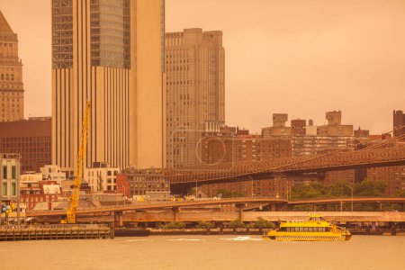 Téléchargez les photos : 2023 photo de New York brouillard orange des feux canadiens - en image libre de droit