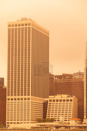 Téléchargez les photos : 2023 photo de New York brouillard orange des feux canadiens - en image libre de droit