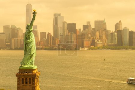 Téléchargez les photos : Statue de la Liberté de New York smog orange air toxique - en image libre de droit